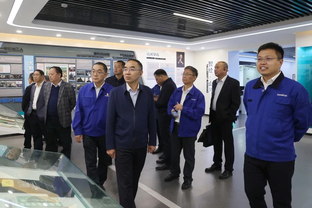 强强联合，夯实湖南工程建设湘军！ezweb易利娱乐平台智能与湖南路桥签署战略相助协议