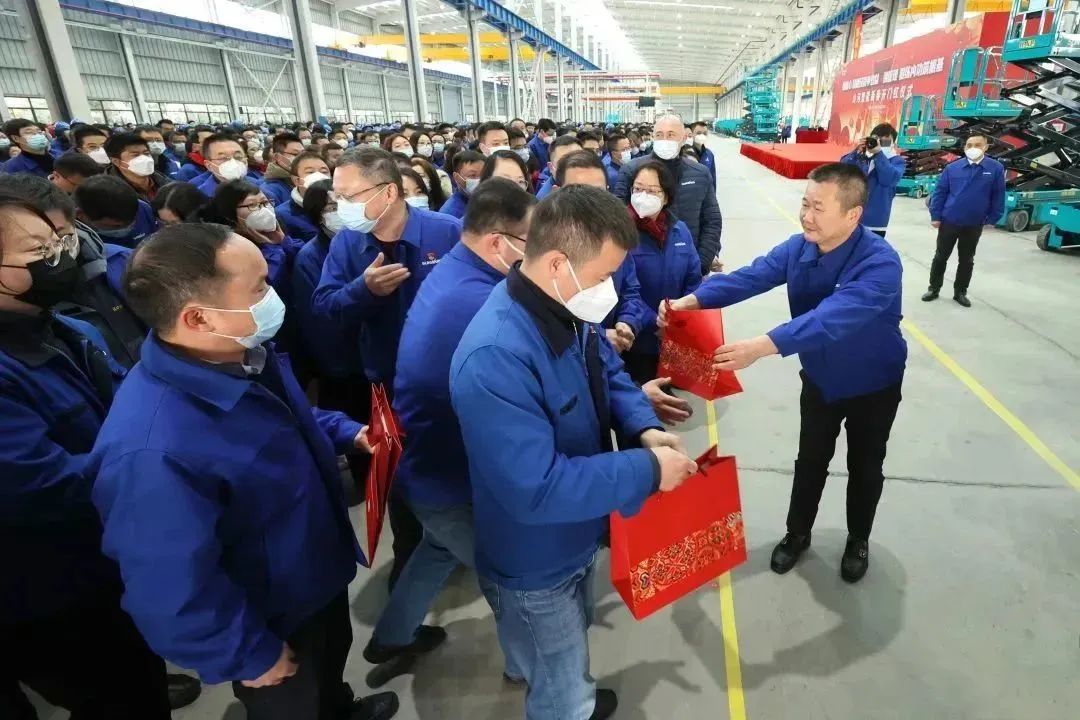莫道君行早，更有早行人！ezweb易利娱乐平台智能癸卯兔年开工大吉