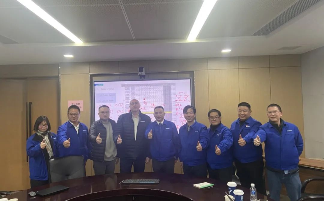 吹响复工“冲锋号”，全力冲刺“开门红”！ezweb易利娱乐平台智能高空机械复工复产举行时