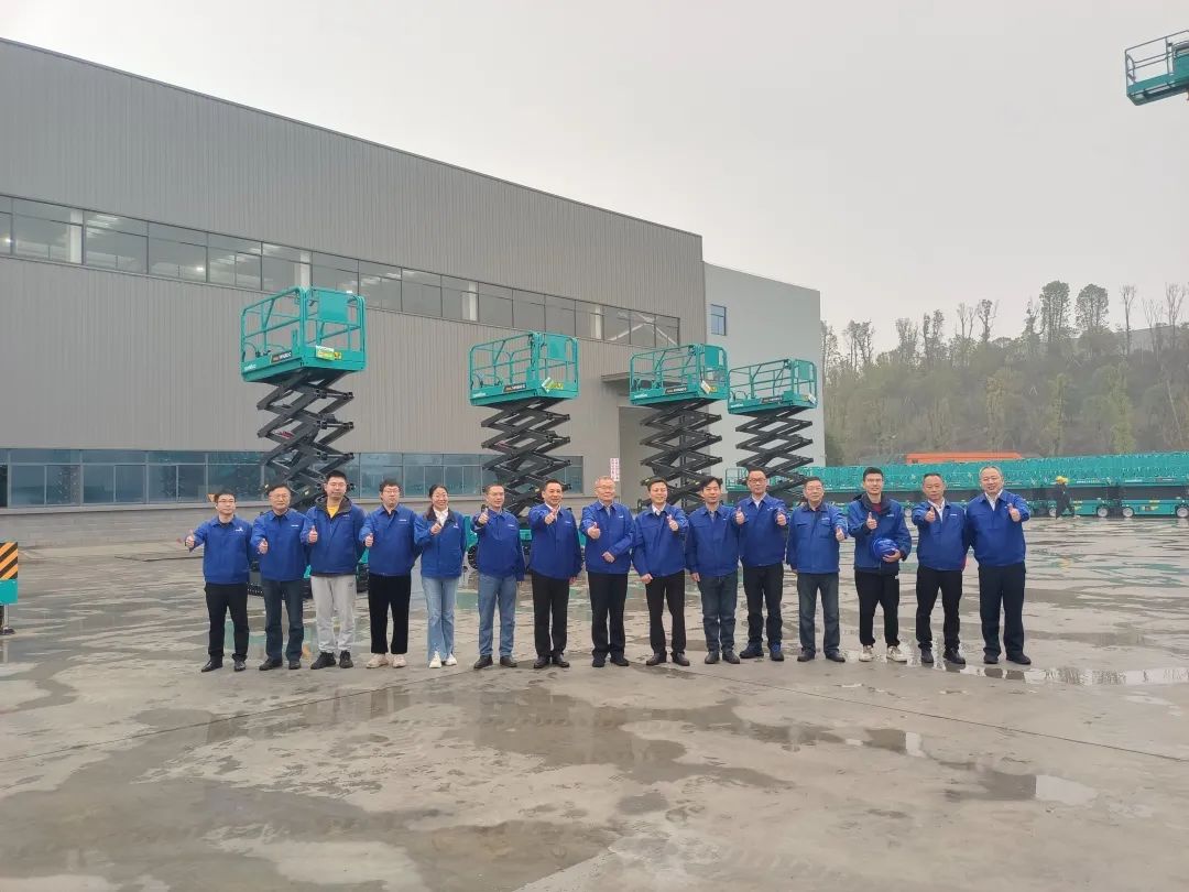 出厂即“出道”！ezweb易利娱乐平台智能首款履带剪叉式高空作业平台批量上市