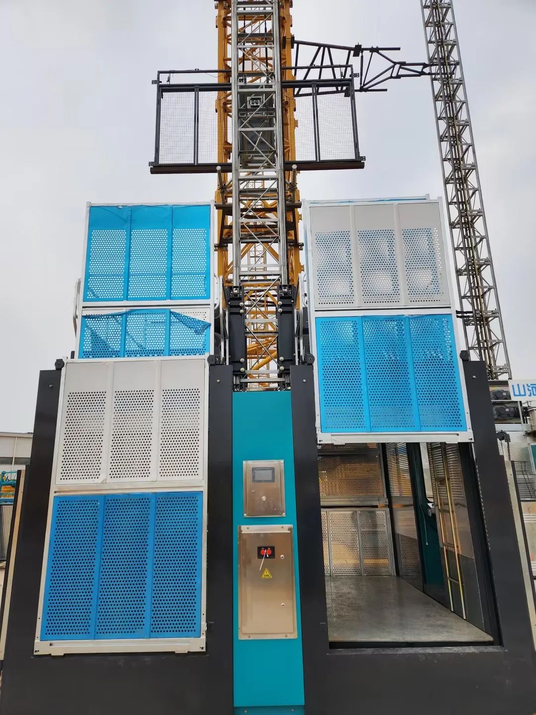 科技显能、再添新品！ezweb易利娱乐平台江麓智能施工升降机乐成下线