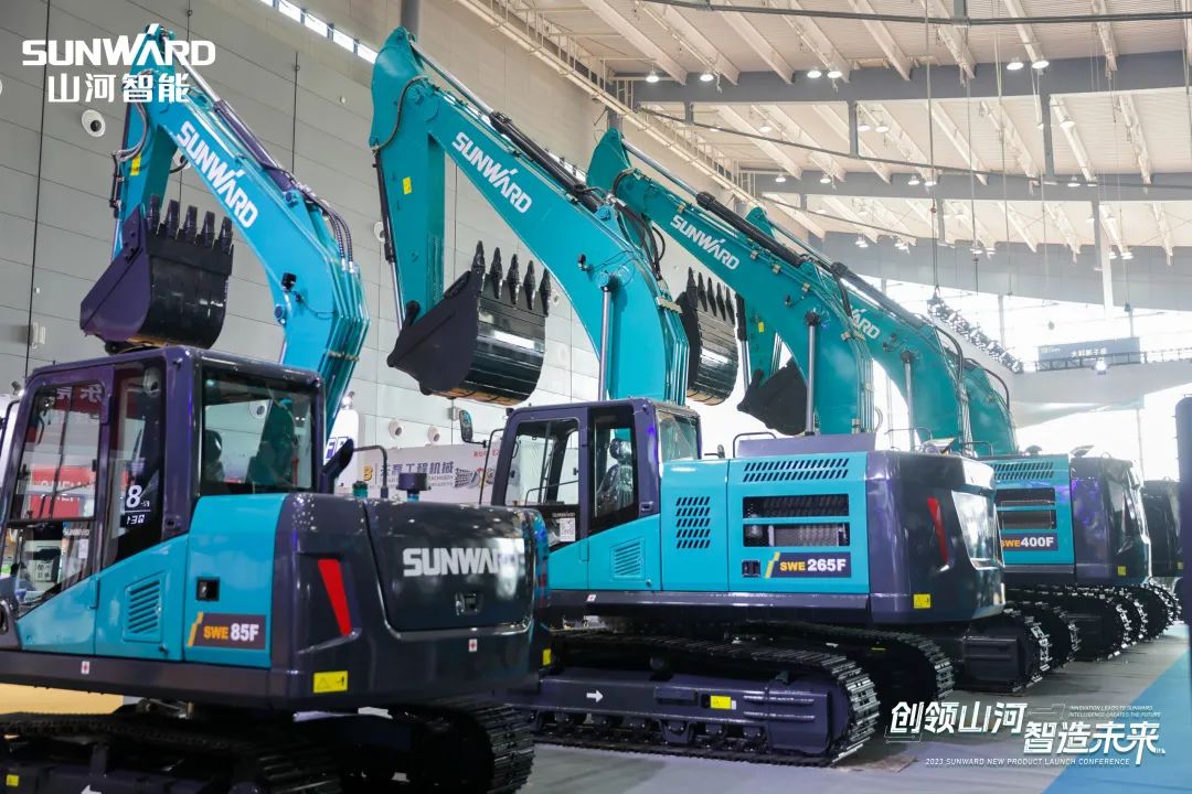 精品出击、互动一直！ezweb易利娱乐平台智能F系列挖掘机闪灼长沙展