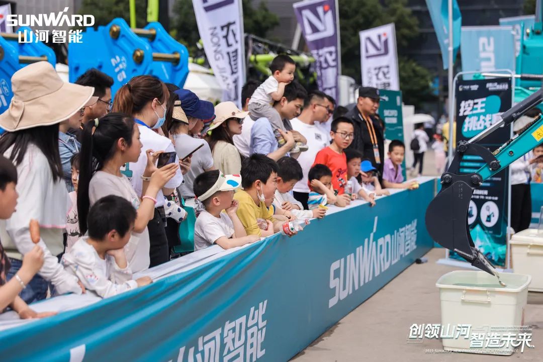 精品出击、互动一直！ezweb易利娱乐平台智能F系列挖掘机闪灼长沙展