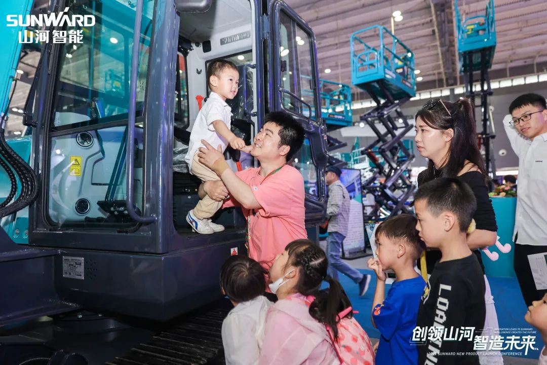 精品出击、互动一直！ezweb易利娱乐平台智能F系列挖掘机闪灼长沙展