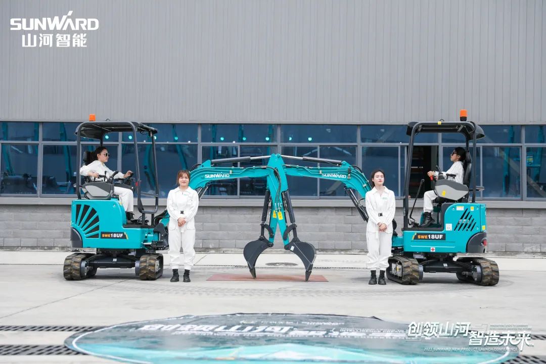 精品出击、互动一直！ezweb易利娱乐平台智能F系列挖掘机闪灼长沙展