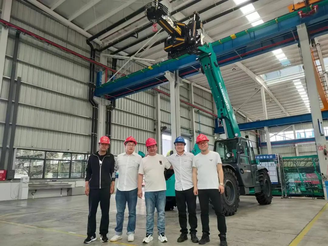 独家定制！ezweb易利娱乐平台智能油缸替换机械人顺遂下线