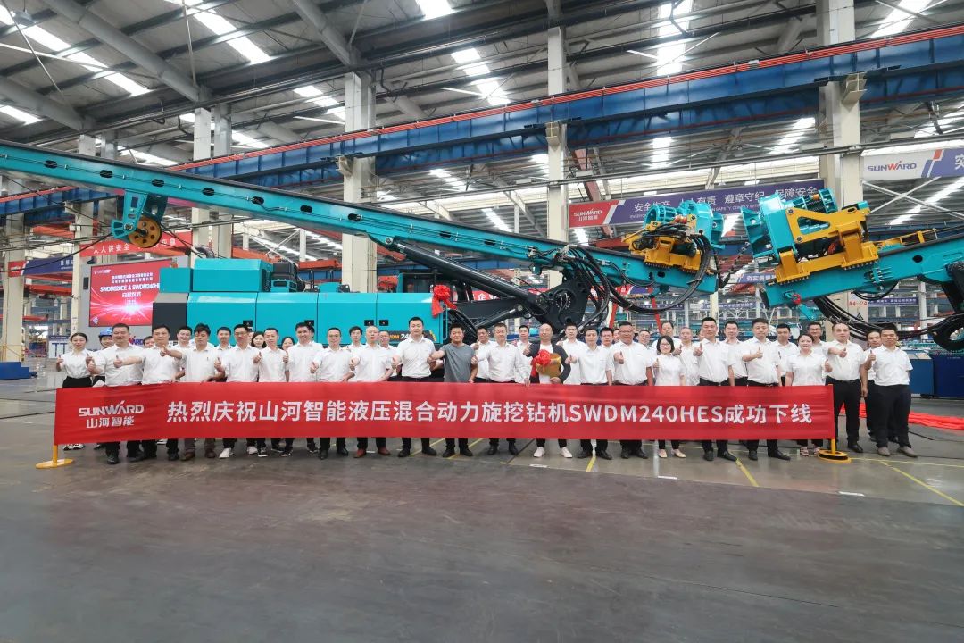 助力“双碳”、绿动未来！ezweb易利娱乐平台智能增程式电动旋挖钻机、液压混淆动力旋挖钻机齐交付