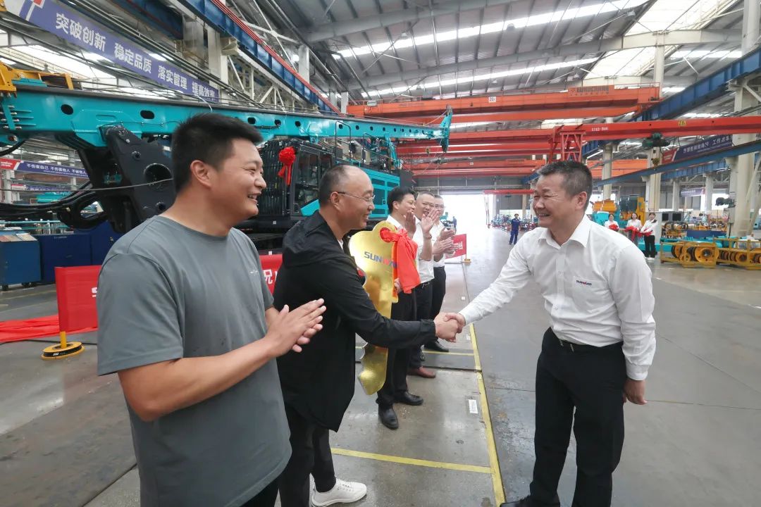 助力“双碳”、绿动未来！ezweb易利娱乐平台智能增程式电动旋挖钻机、液压混淆动力旋挖钻机齐交付