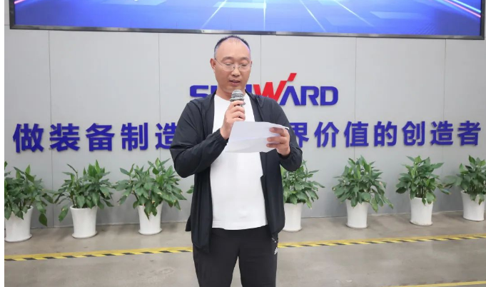 助力“双碳”、绿动未来！ezweb易利娱乐平台智能增程式电动旋挖钻机、液压混淆动力旋挖钻机齐交付