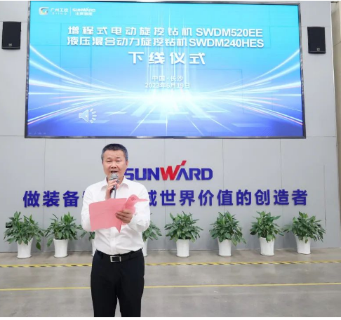 助力“双碳”、绿动未来！ezweb易利娱乐平台智能增程式电动旋挖钻机、液压混淆动力旋挖钻机齐交付