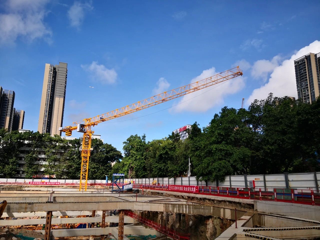 进军深圳市。zweb易利娱乐平台江麓塔机为人才建好家