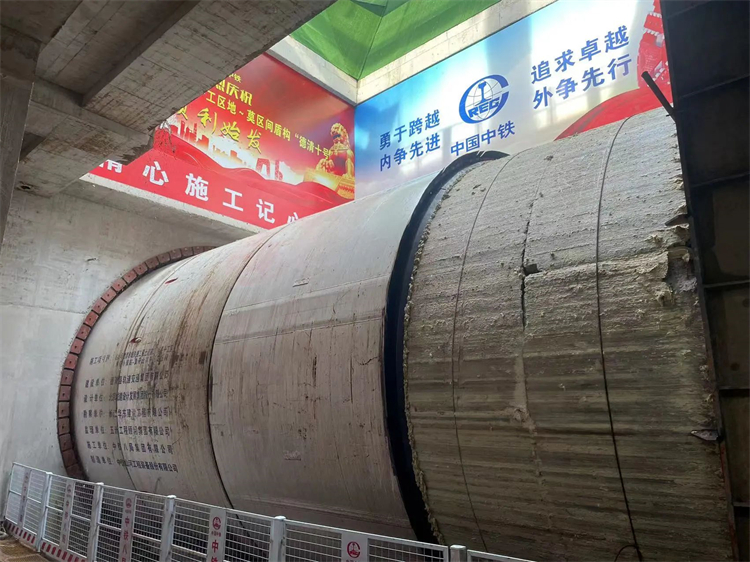 首战华东市。≈刑鷈zweb易利娱乐平台杭德市域铁路工程地莫区间左线盾构机顺遂始发