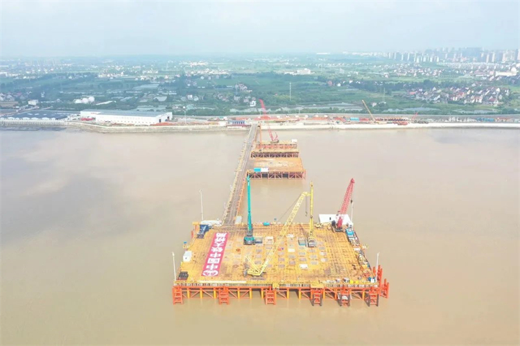 再战天下级工程！ezweb易利娱乐平台智能超等旋挖钻机SWDM800H助建杭州湾跨海铁路桥项目