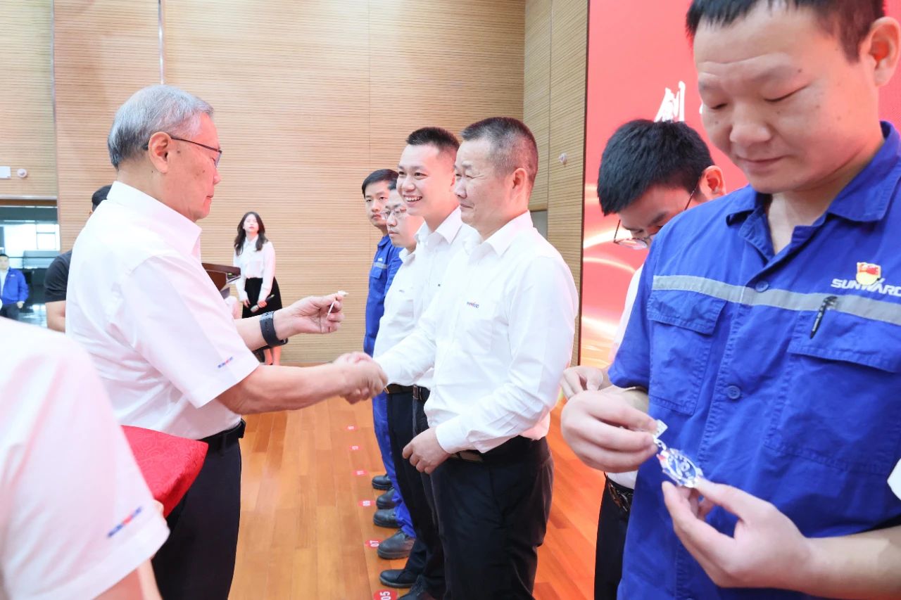 强信心 聚协力 共建优美家园——庆祝ezweb易利娱乐平台智能建设24周年表扬大会盛大召开