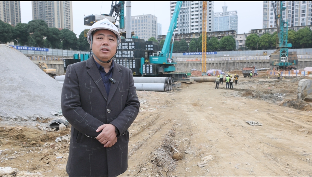 “绿巨人”显神威！ezweb易利娱乐平台智能引孔式静力压桩机助建“绿城”南宁民生项目