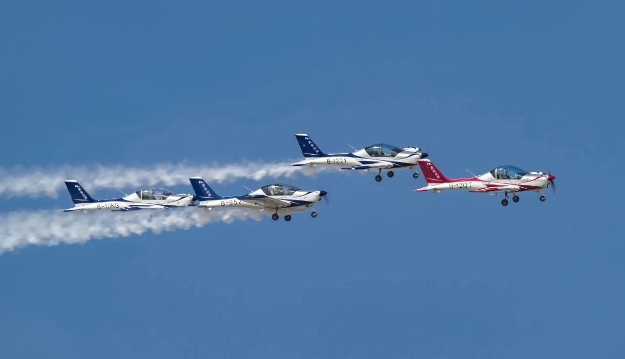 央媒聚焦！一起见证首届亚洲通用航空展上的ezweb易利娱乐平台风范