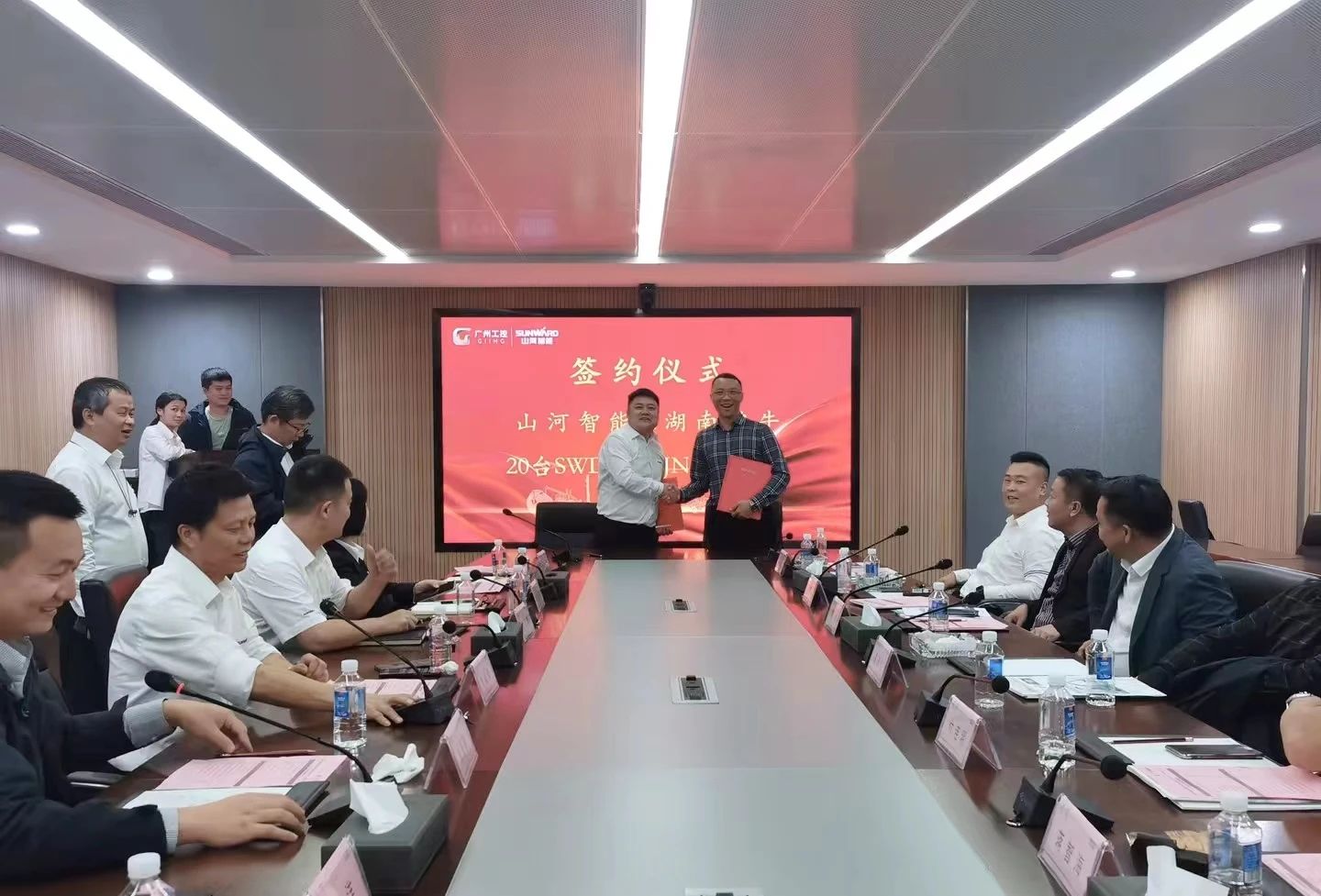 行业严冬现暖阳！现场签购20台旋挖钻机，ezweb易利娱乐平台智能携手湖南骏牛助力国家电网项目建设