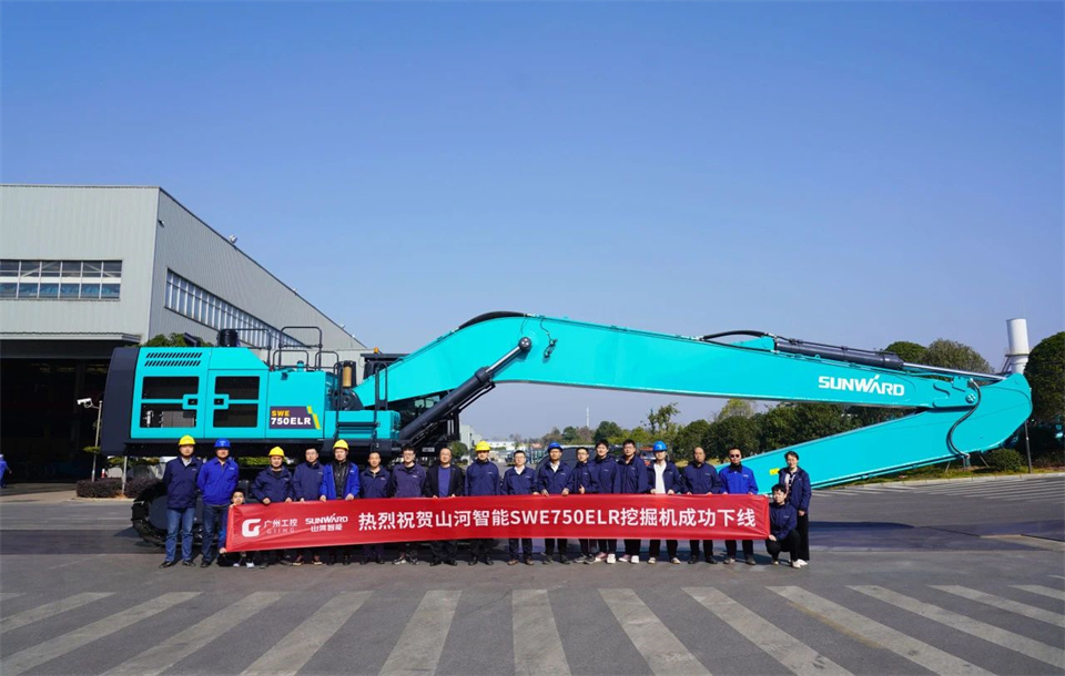 定制开发、功效更强！ezweb易利娱乐平台智能SWE750ELR加长臂液压挖掘机下线交付