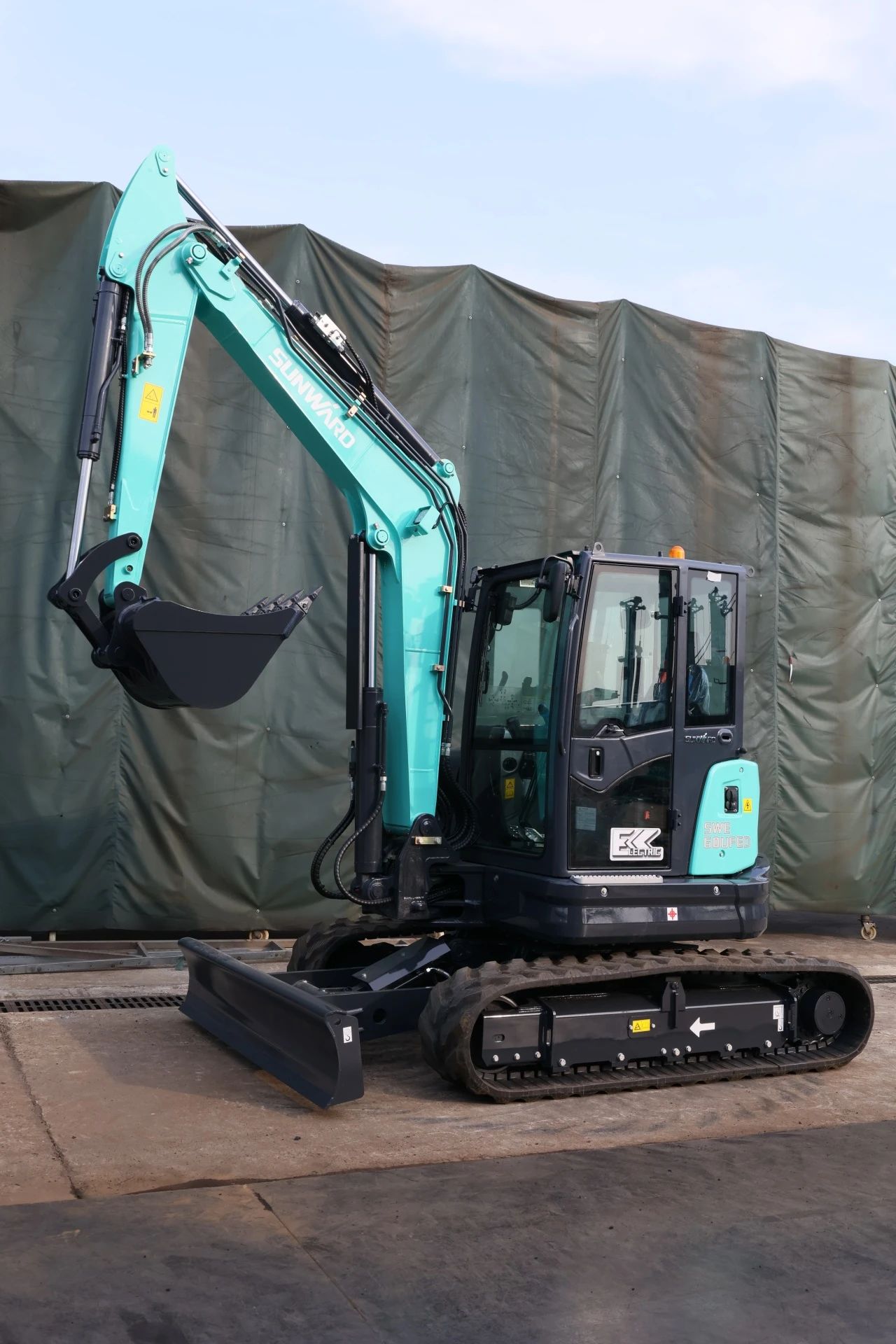 绿色上新！ezweb易利娱乐平台智能SWE60UFED纯电动无尾挖掘机乐成下线