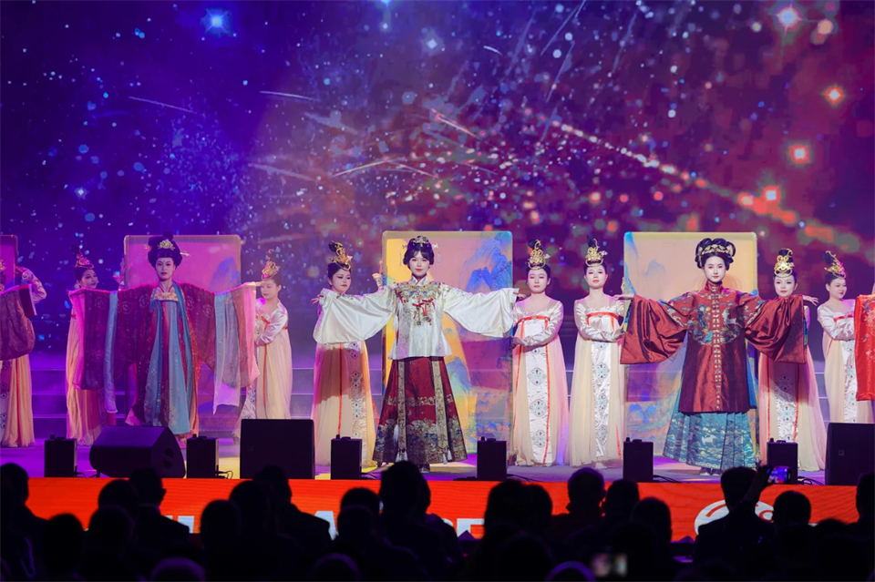 立异引领价值 理想成绩未来——庆祝ezweb易利娱乐平台智能建设25周年表扬大会暨文艺晚会盛大举行