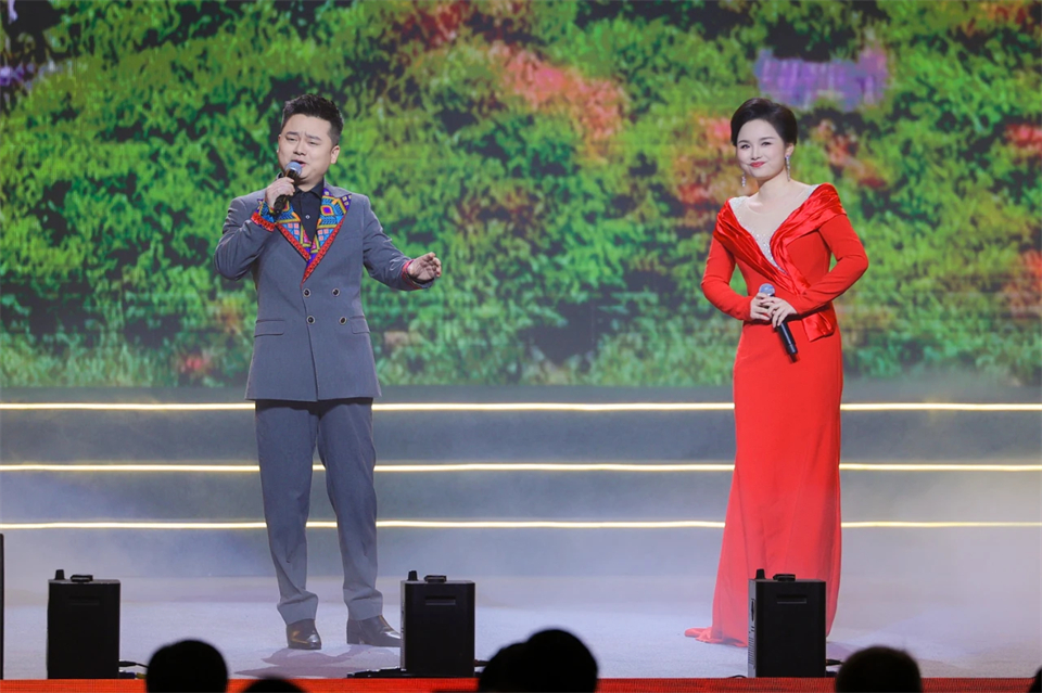 立异引领价值 理想成绩未来——庆祝ezweb易利娱乐平台智能建设25周年表扬大会暨文艺晚会盛大举行
