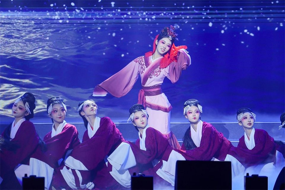 立异引领价值 理想成绩未来——庆祝ezweb易利娱乐平台智能建设25周年表扬大会暨文艺晚会盛大举行