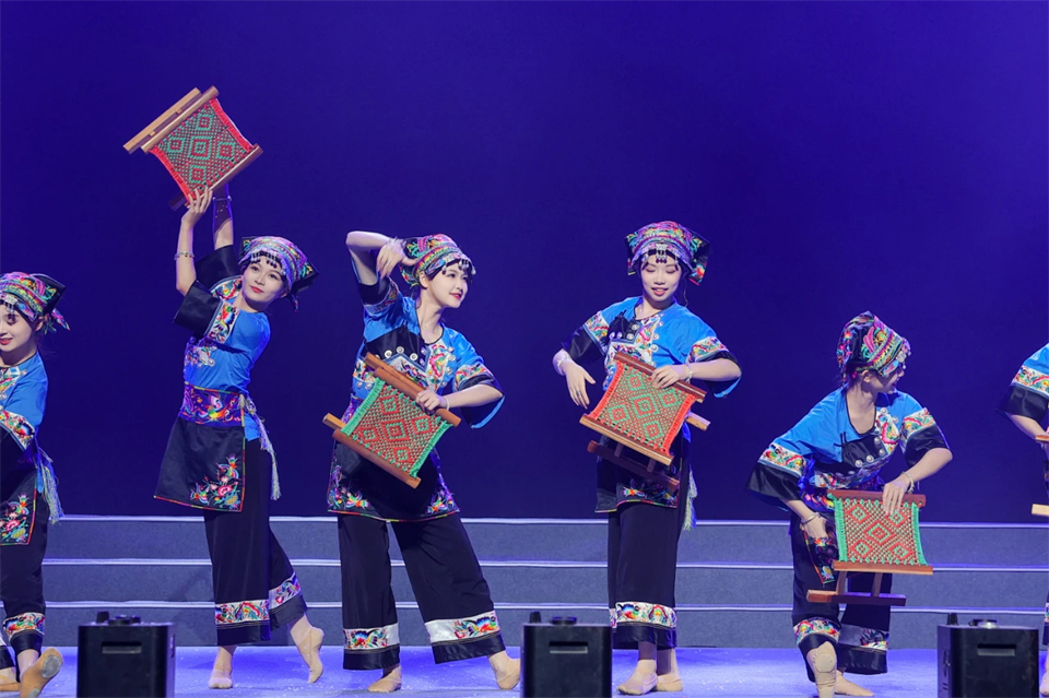 立异引领价值 理想成绩未来——庆祝ezweb易利娱乐平台智能建设25周年表扬大会暨文艺晚会盛大举行