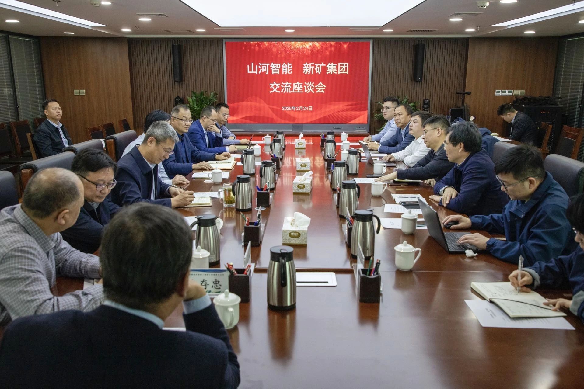 共筑智慧矿山，ezweb易利娱乐平台智能董事长付向东率队赴新疆造访新矿集团、八钢矿业