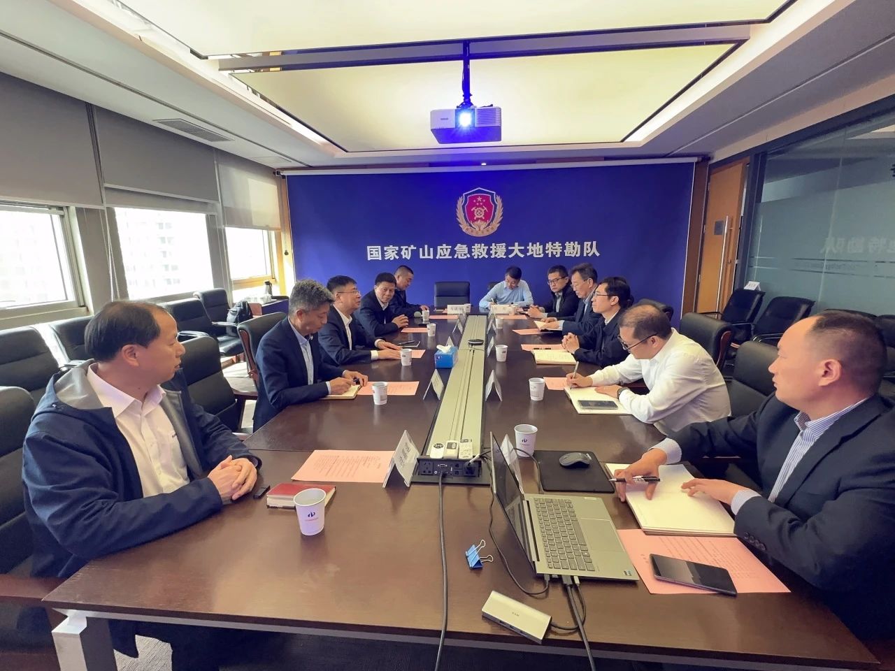 ezweb易利娱乐平台智能董事长付向东带队造访中煤地质总局、大地特勘公司