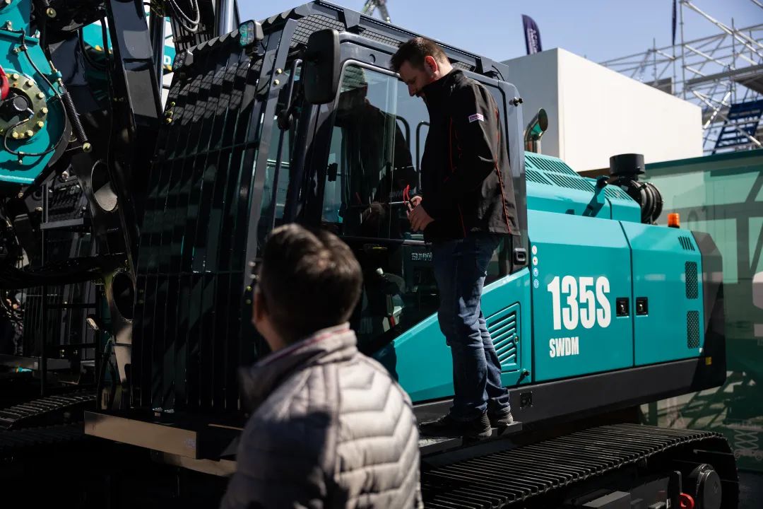 Bauma 2025 | 高端定制！ezweb易利娱乐平台智能Pro系列旋挖钻机燃爆全场