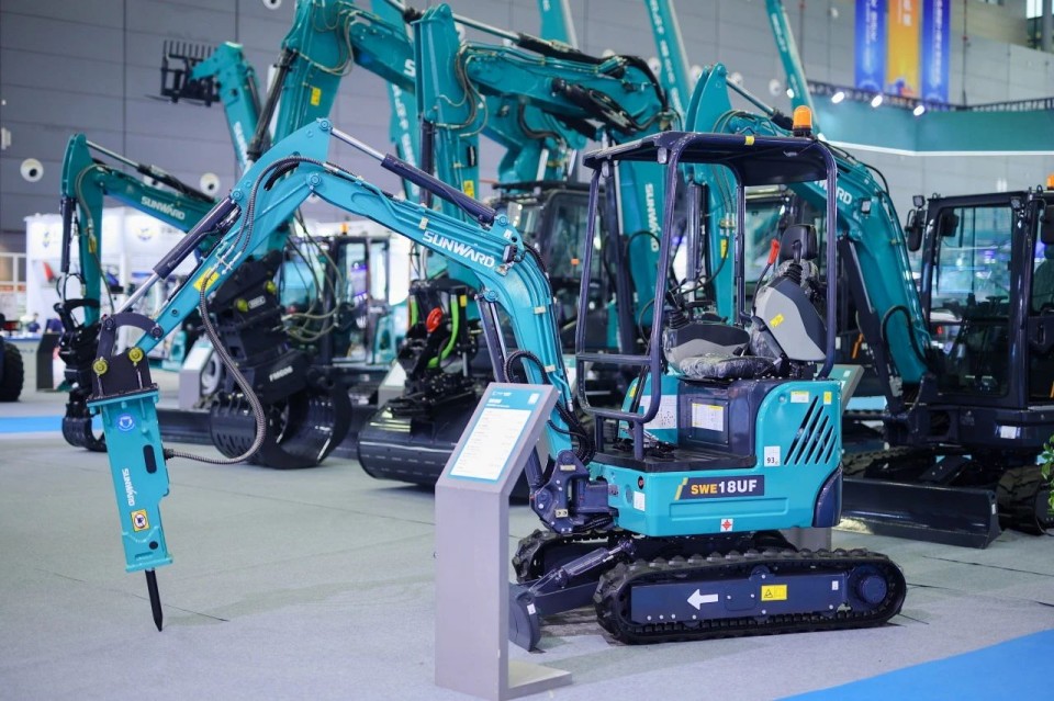 2025 CICEE | 从简单工具迈向多元化解决计划，ezweb易利娱乐平台智能泛起非凡挖掘机风范