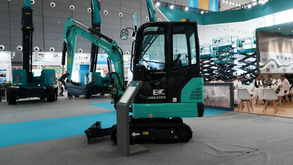 2025 CICEE | 从简单工具迈向多元化解决计划，ezweb易利娱乐平台智能泛起非凡挖掘机风范