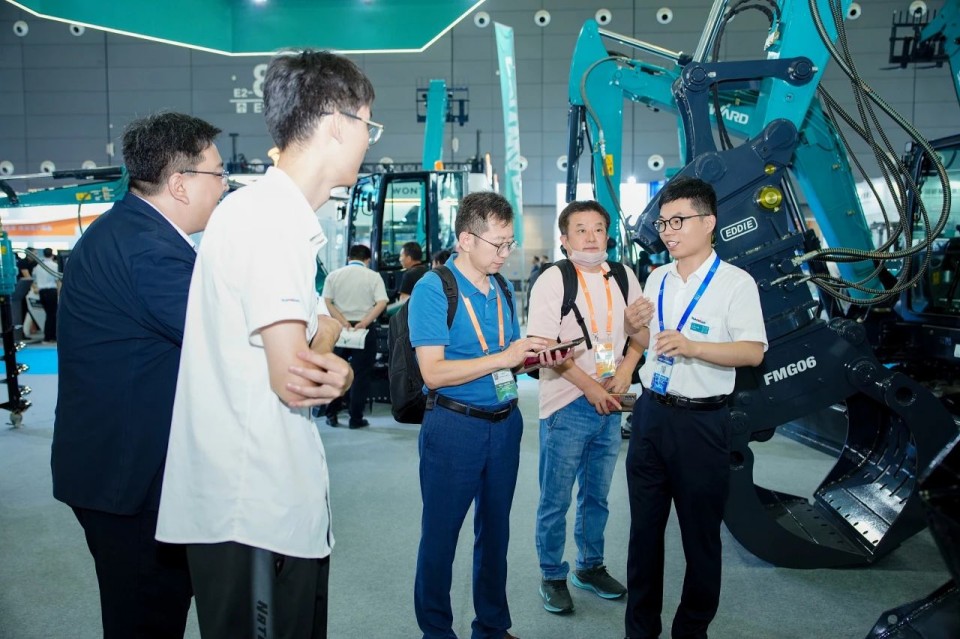 2025 CICEE | 从简单工具迈向多元化解决计划，ezweb易利娱乐平台智能泛起非凡挖掘机风范