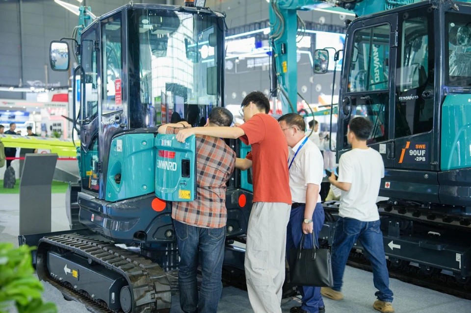 2025 CICEE | 从简单工具迈向多元化解决计划，ezweb易利娱乐平台智能泛起非凡挖掘机风范