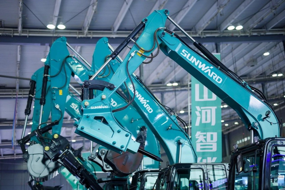 2025 CICEE | 从简单工具迈向多元化解决计划，ezweb易利娱乐平台智能泛起非凡挖掘机风范