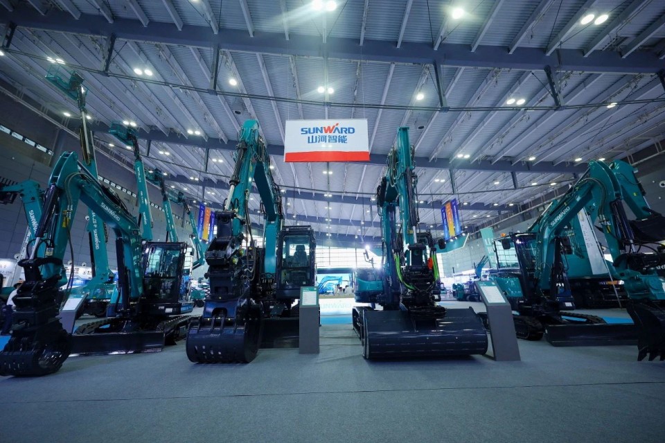 2025 CICEE | 从简单工具迈向多元化解决计划，ezweb易利娱乐平台智能泛起非凡挖掘机风范