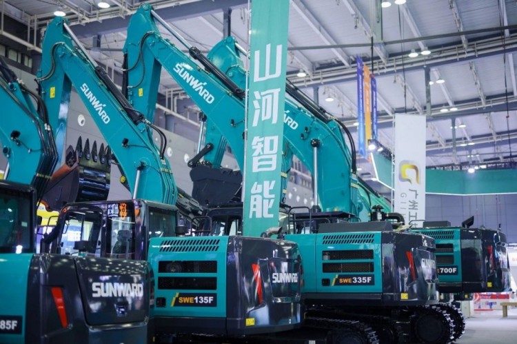 2025 CICEE | 打造极致精品化，ezweb易利娱乐平台智能挖掘机“圈粉”长沙展