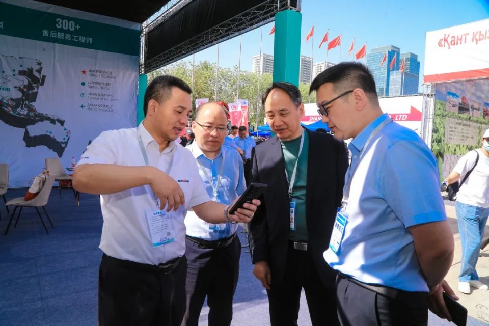ezweb易利娱乐平台智能亮相2025新疆国际农业机械展览会