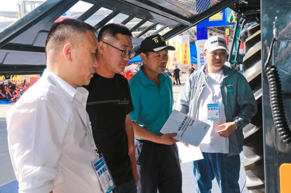 ezweb易利娱乐平台智能亮相2025新疆国际农业机械展览会