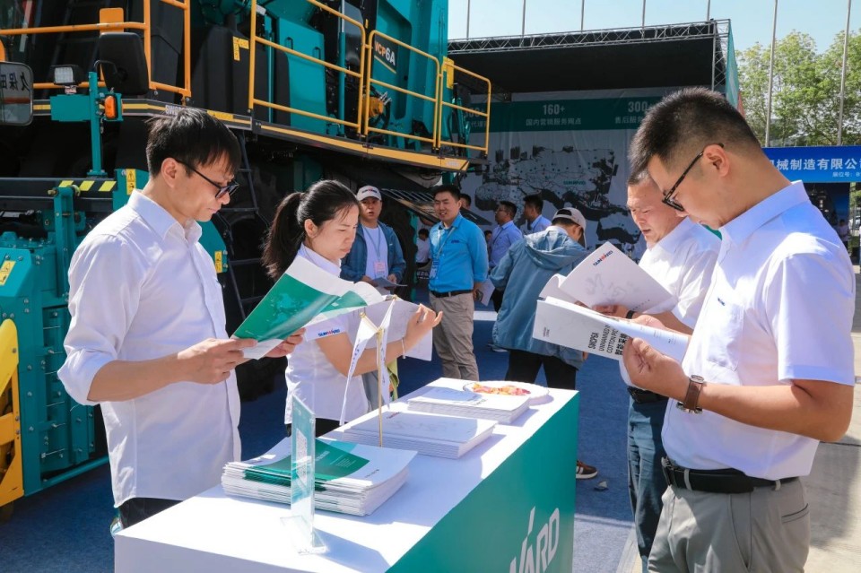ezweb易利娱乐平台智能亮相2025新疆国际农业机械展览会