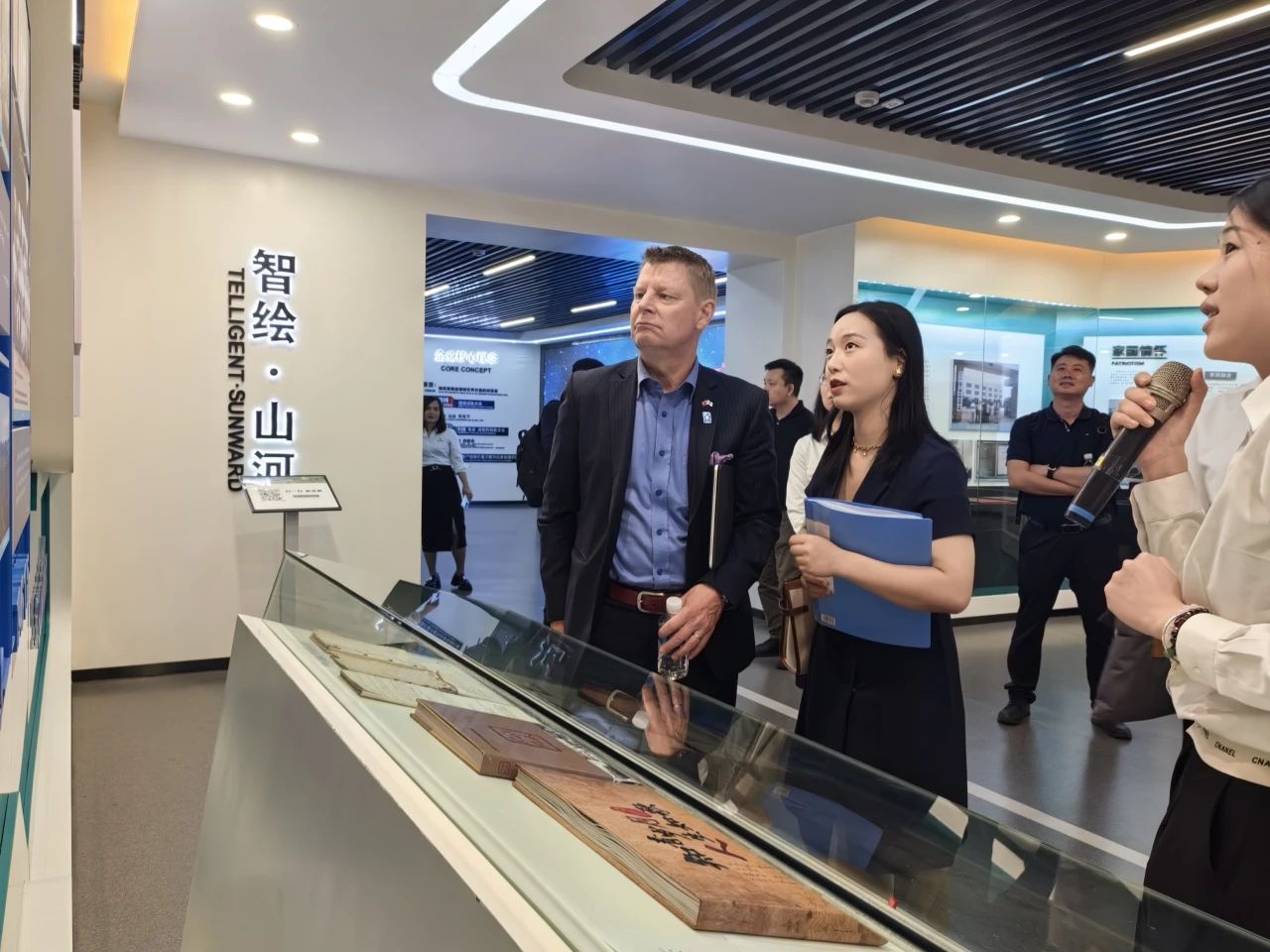 芬兰驻华大使馆商务参赞到访ezweb易利娱乐平台智能