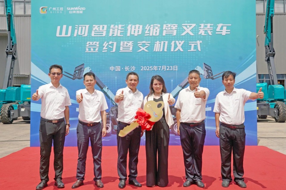 ezweb易利娱乐平台智能伸缩臂叉装车批量交付，即将奔赴新一线