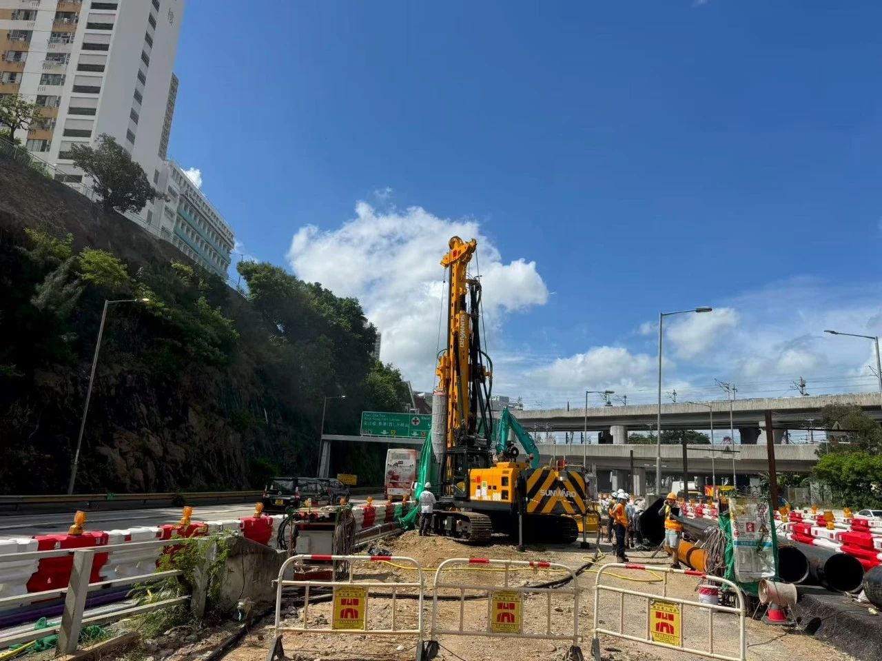 硬核首秀！ezweb易利娱乐平台智能SWDTH800大直径潜孔锤钻机进击香港市场