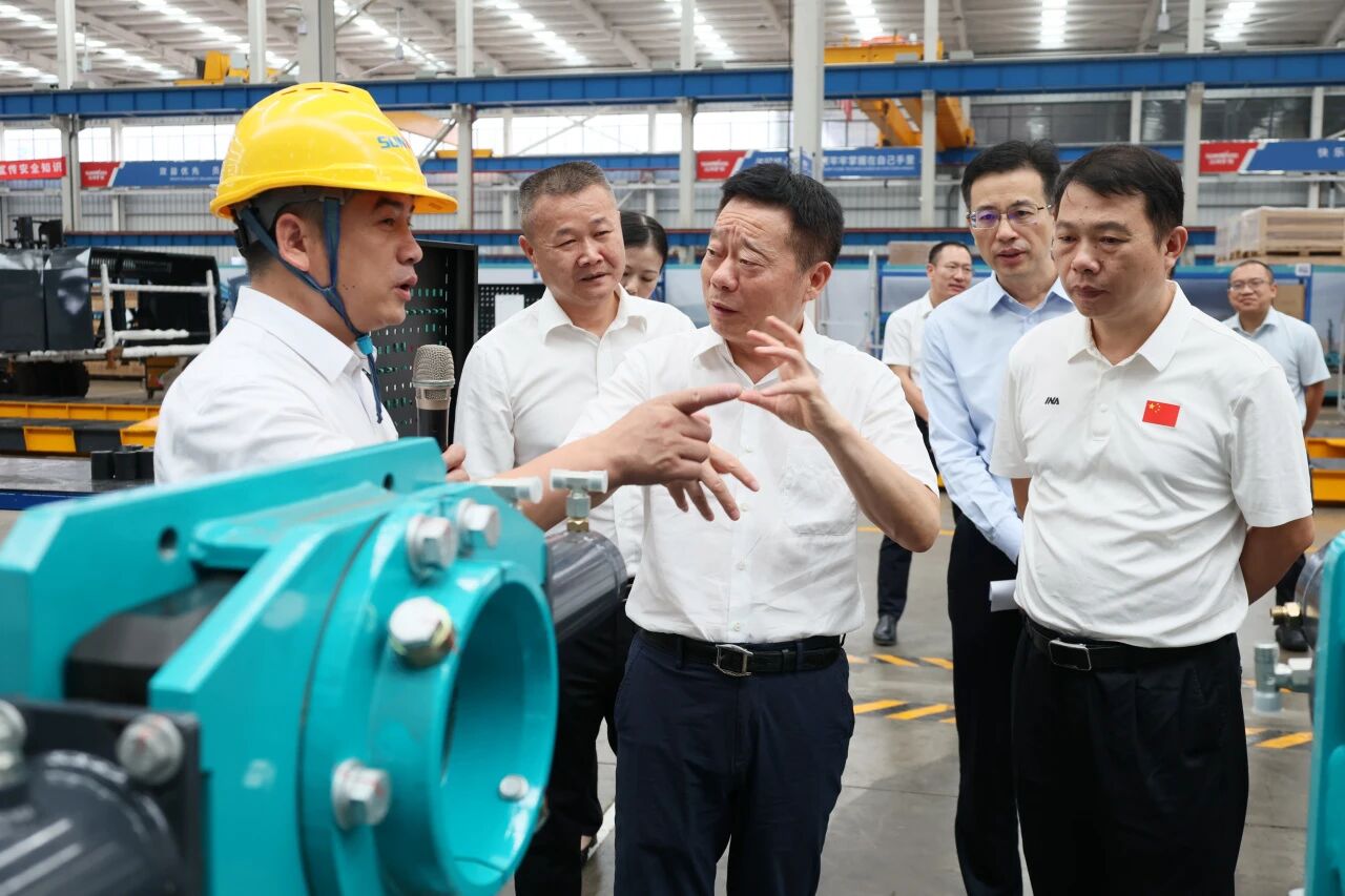 湖南省政协副主席、省工程机械工业链链长何寄华调研ezweb易利娱乐平台智能