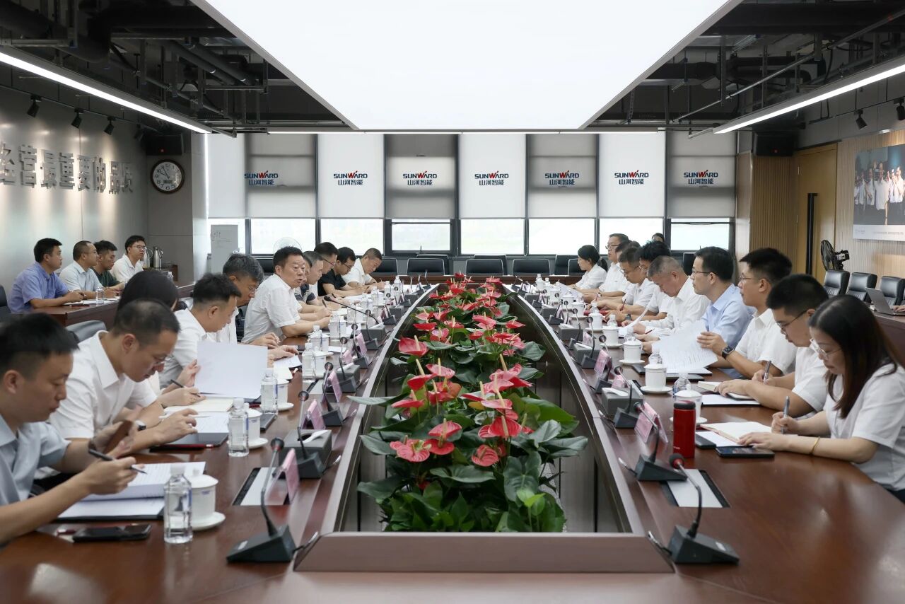 湖南省政协副主席、省工程机械工业链链长何寄华调研ezweb易利娱乐平台智能