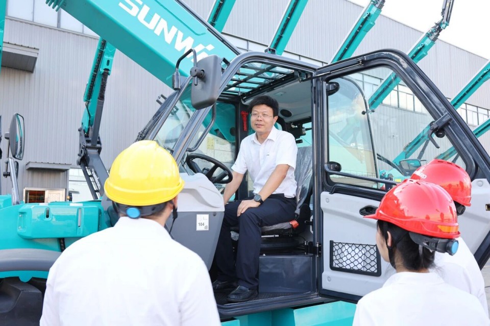 高端机型“双箭齐发”！ezweb易利娱乐平台智能两款伸缩臂叉装车乐成下线