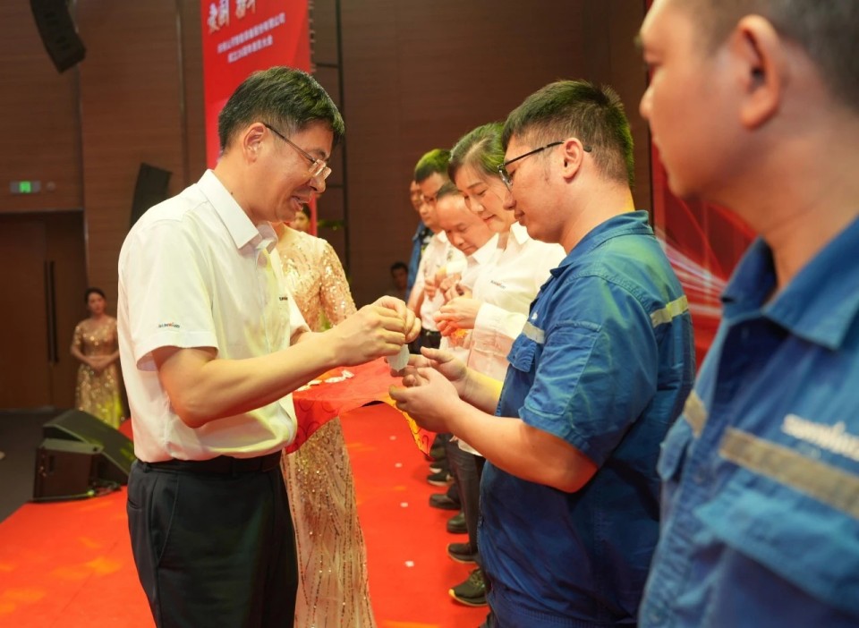 聚力前行！庆祝ezweb易利娱乐平台智能建设26周年表扬大会盛大召开