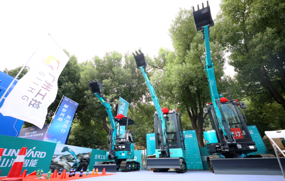 ezweb易利娱乐平台智能微挖“天团”闪灼武汉，引领绿色施工潮流