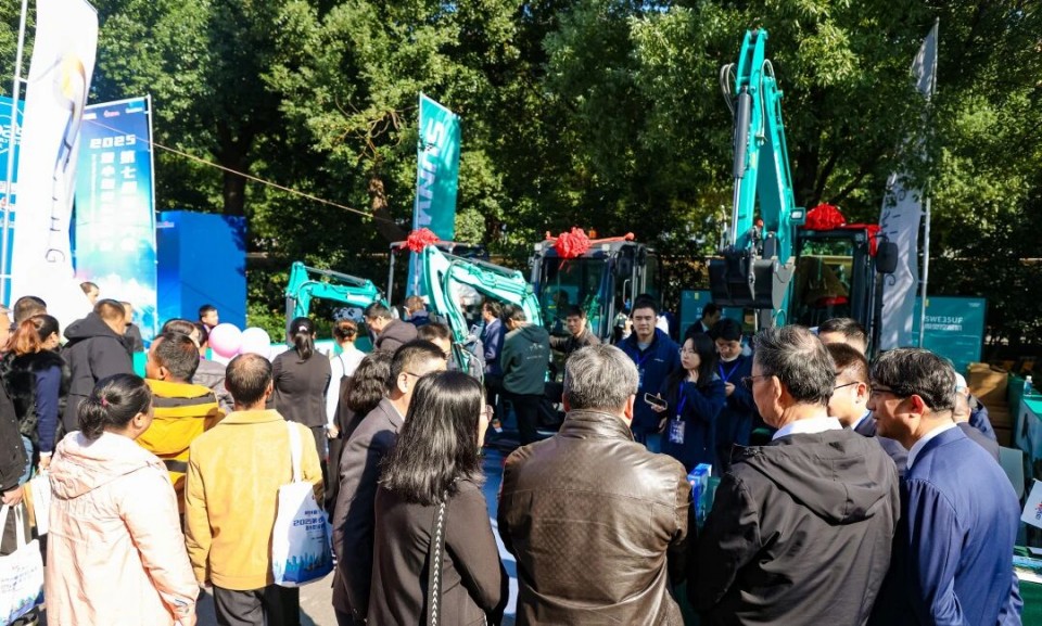 ezweb易利娱乐平台智能微挖“天团”闪灼武汉，引领绿色施工潮流