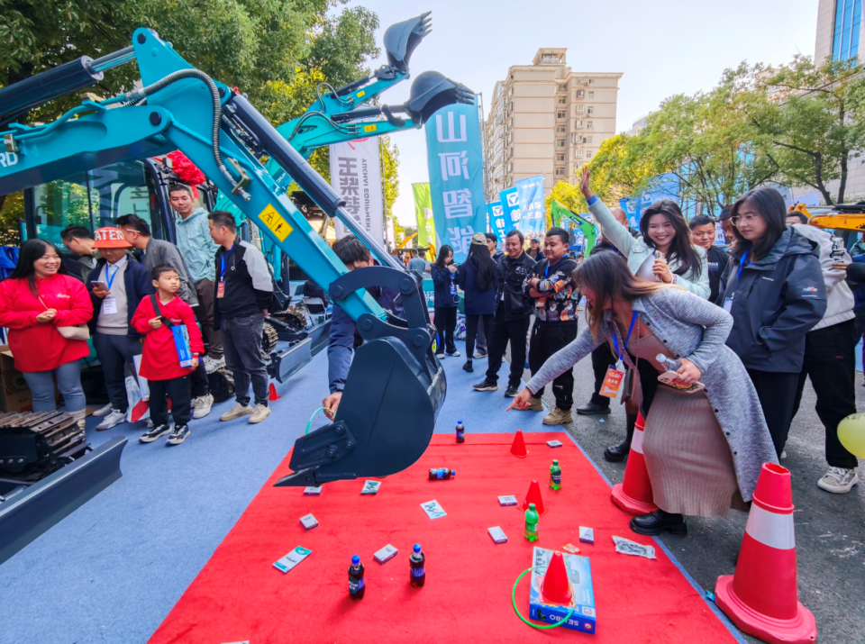 ezweb易利娱乐平台智能微挖“天团”闪灼武汉，引领绿色施工潮流